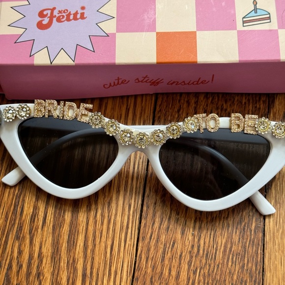 Xo fetti bride sunglasses & temporary tattoos 🕶️ 👰🏻♀️👰 - Picture 5 of 10